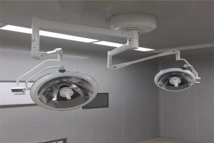 一般情况下，手术室的温度是要控制在10℃以内，达到这个效果的主要办法是使手术无影灯光源产生的可见光透过可滤去7O％红外线的反射镜